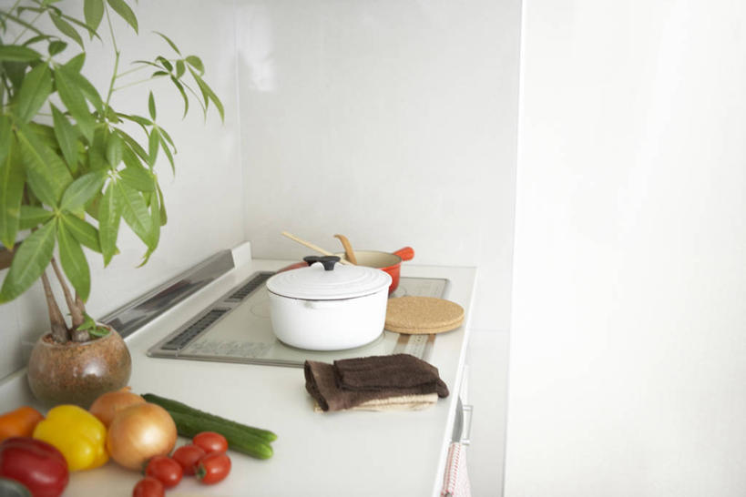 无人,横图,室内,白天,正面,烹饪,植物,厨房,柜子,桌面,桌子,黄瓜,辣椒,西红柿,小番茄,洋葱,厨具,水果,金属制品,一堆,阴影,堆叠,堆积,新鲜,反射,金属,锅子,盆栽,影子,墙,生食,食品,果实,盆景,储物柜,锅,墙壁,墙面,食物,一个,绿色,白色,自然,有机食品,绿色食品,生长,单个,成长,锅具,堆,灶具,储存,玉葱,燃气灶,彩椒,烹饪用具,辣角,红海椒,大椒,辣虎,广椒,燃气具,储备,蕴藏,贮备,小西红柿,樱桃小番茄,珍珠小番茄,荷兰葱,烹调用具,圆葱,樱桃番茄,洋葱头,甜椒,柿子椒,圣女果,球葱,青瓜,辣子,胡瓜,海椒,番茄,番椒,灯笼椒,葱头,烹调,彩图,灶间,厨房料理台,贮存,料理台