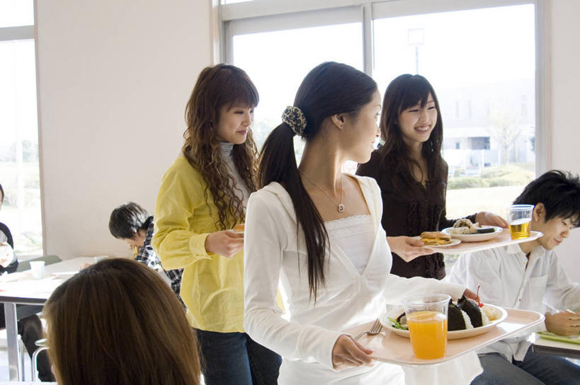 果汁,东方人,伙伴,朋友,餐厅,站,坐,笑,微笑,露齿笑,横图,室内,白天,正面,烹饪,西餐,友谊,餐桌,窗户,桌子,杯子,餐具,亚洲,握,阴影,服装,反射,碟子,盘,影子,墙,料理,食品,饮品,许多人,扭头,注视,休闲装,黄种人,菜肴,美食,玻璃窗,墙壁,墙面,玻璃制品,食物,饮料,衣服,白色,盘子,水杯,碟,观察,看,站着,转头,一群人,休闲,食堂,同学,休闲服,西式,握着,服饰,佳肴,餐台,观看,察看,校友,关注,可口,同窗,学友,适口,友情,男人,男性,年轻男性,年轻女性,女人,女性,亚洲人,玻璃杯,站立,坐着,半身,彩图,餐馆,饭店,饭馆