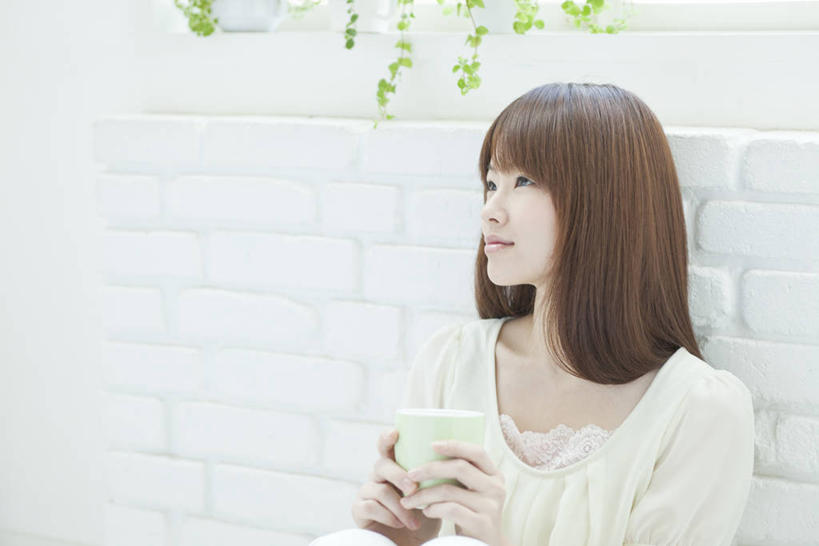 东方人,一个人,坐,横图,室内,白天,正面,建材,建筑,杯子,亚洲,仅一个年轻女性,仅一个女性,仅一个人,握,阴影,服装,反射,材料,瓷器,影子,砖,砖块,墙,咖啡杯,陶瓷制品,注视,休闲装,黄种人,墙壁,墙面,一个,衣服,白色,观察,看,休闲,休闲服,砖头,握着,建造,服饰,单个,观看,察看,关注,瓷杯,年轻女性,女人,女性,亚洲人,石料,坐着,半身,彩图,砌墙砖