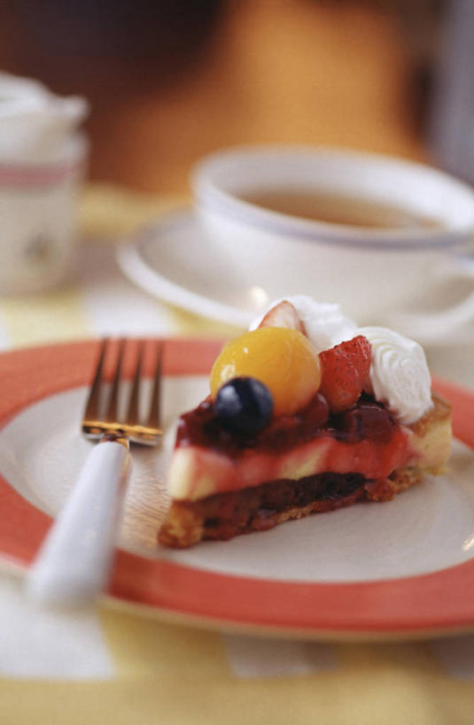 点心,无人,竖图,俯视,室内,特写,白天,下午茶,餐桌,桌子,草莓,浆果,蓝莓,餐具,水果,一堆,阴影,堆叠,堆积,朦胧,模糊,新鲜,反射,叉子,碟子,盘,影子,生食,食品,果实,食物,糕点,一个,盘子,碟,有机食品,绿色食品,单个,餐台,堆,餐叉,进餐用具,洋莓,水果皇后,山都柿,蓝浆果,蓝靛果,红莓,地莓,彩图,高角度拍摄,水果奶油蛋糕,都柿,笃斯,蛋糕