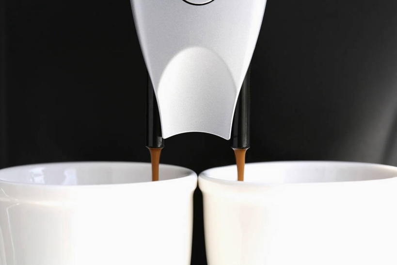 咖啡,无人,横图,室内,特写,白天,正面,幸福,雾,杯子,倒,阴影,沸腾,黑色背景,朦胧,模糊,反射,蒸汽,瓷器,电器,工具,影子,咖啡杯,陶瓷制品,水蒸气,雾气,娱乐,设备,饮料,两个,一个,白色,享受,休闲,温馨,放松,乐趣,冲泡,摄影,影棚,单个,气体,提神,舒适,家电,家用电器,咖啡机,磨粉,瓷杯,醒脑,蒸发,软饮料,彩图,影棚拍摄,拍摄,清除,压粉,装粉