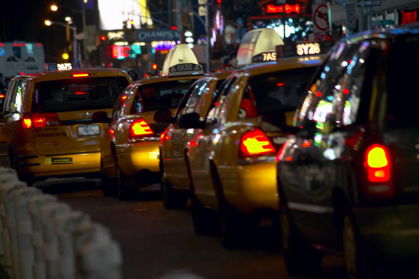 无人,广场,栏杆,横图,室外,夜晚,正面,度假,美景,城市风光,城市,道路,路,公路,出租车,汽车,照明,纽约,美国,阴影,朦胧,模糊,光线,影子,景观,围栏,灯光,曼哈顿,交通,娱乐,护栏,车,灯,红色,灯具,交通工具,轿车,享受,休闲,景色,放松,警示,车灯,尾灯,时代广场,照亮,提醒,北美,北美洲,照明设备,提示,载具,的士,美洲,计程车,纽约市,纽约州,帝国之州,帝国州,五辆,时报广场,纽约时报广场,北亚美利加洲,亚美利加洲,马路,彩图,美利坚合众国,曼哈顿区,纽约县,曼哈顿岛