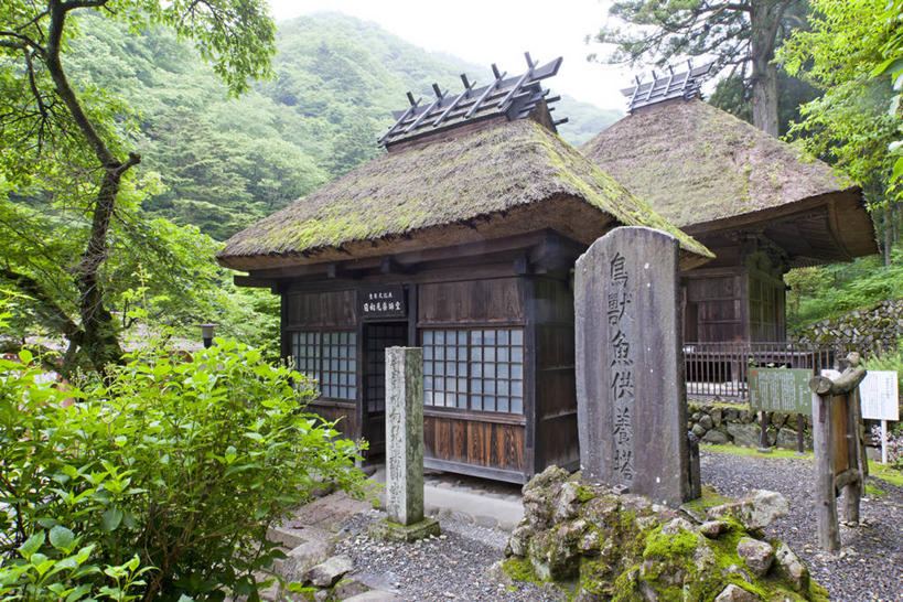 无人,家,横图,室外,白天,正面,旅游,度假,美景,植物,指示牌,日本,亚洲,阴影,光线,标志,瓦片,文字,影子,房屋,屋顶,屋檐,屋子,景观,顶棚,娱乐,标识,楼房,檐,住宅,树,树木,绿色,阳光,自然,享受,休闲,景色,放松,生长,成长,自然风光,东亚,本州,本州岛,日本国,东北地方,福岛,福岛县,彩图,房子,耶麻郡,猪苗代町