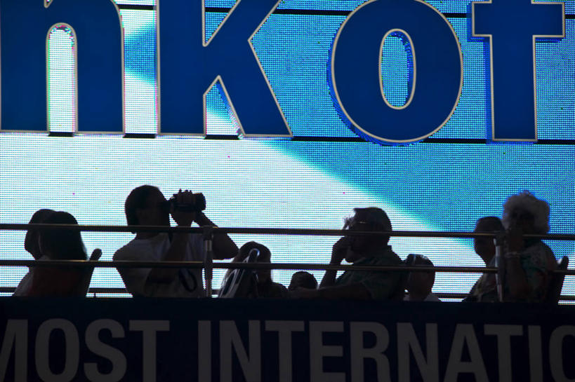 西方人,栏杆,站,横图,彩色,室外,夜晚,仰视,度假,美景,城市风光,城市,霓虹灯,公共汽车,相机,欧洲,纽约,美国,欧洲人,行人,游客,游人,握,服装,朦胧,模糊,信息,景观,围栏,灯光,巴士,七彩,公交车,许多人,背光,注视,休闲装,娱乐,光源,护栏,霓虹,双层巴士,路人,旅客,布告,布告栏,车,灯,拍照,衣服,蓝色,交通工具,观察,看,站着,一群人,享受,休闲,休闲服,景色,放松,握着,摄影,服饰,观看,察看,北美,通知,公告,北美洲,传播,照明设备,关注,载具,消息,美洲,逆光,纽约市,纽约州,帝国之州,帝国州,氖灯,北亚美利加洲,亚美利加洲,双层公共汽车,公布栏,过客,观光巴士,男人,男性,年轻男性,年轻女性,女人,女性,白种人,照相机,站立,半身,彩图,低角度拍摄,照相,美利坚合众国