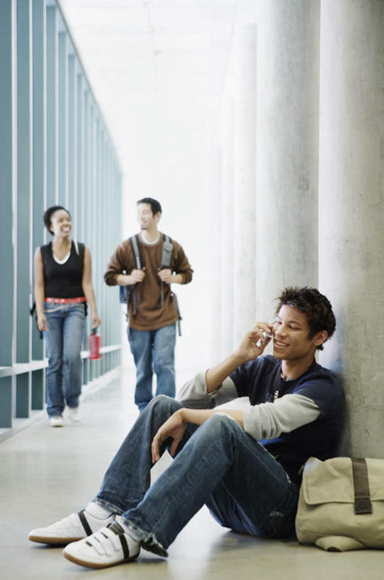 西方人,三个人,伙伴,朋友,坐,走,打电话,竖图,室外,白天,正面,友谊,电话,手机,欧洲,黑人,欧洲人,服装,注视,休闲装,通讯设备,衣服,背包,观察,看,靠,靠墙,靠着,聊天,休闲,同学,休闲服,服饰,观看,察看,校友,关注,同窗,学友,交流,友情,男人,男性,年轻男性,年轻女性,女人,女性,步行,沟通,通话,走路,坐着,彩图,全身