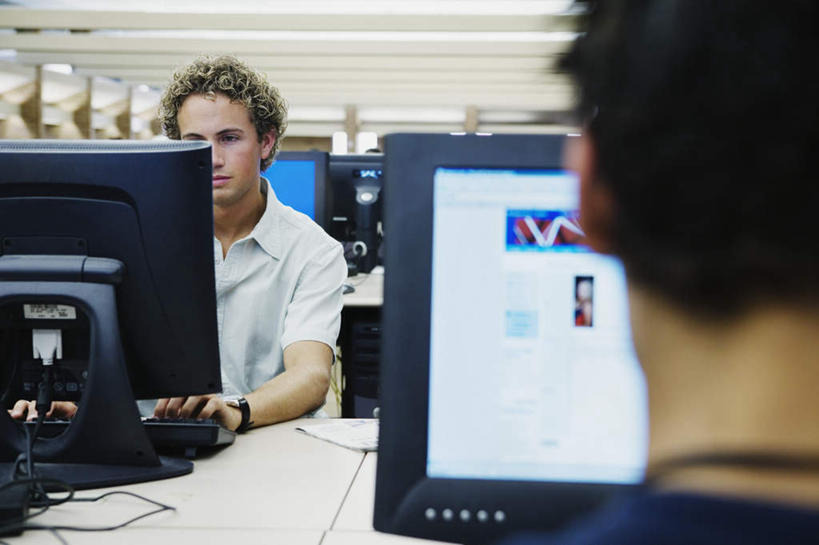 西方人,背部,两个人,伙伴,朋友,坐,横图,室内,特写,白天,正面,友谊,电脑,显示器,鼠标,键盘,照明,欧洲,欧洲人,敲打,阴影,服装,朦胧,模糊,光线,网络,影子,灯光,注视,休闲装,输入,输入设备,通讯设备,顶灯,灯,衣服,灯具,打字,观察,看,休闲,同学,休闲服,台式电脑,服饰,观看,点击,敲击,照亮,察看,照明设备,校友,关注,通信设备,输出设备,同窗,学友,友情,按键,男人,男性,年轻男性,白种人,坐着,半身,彩图