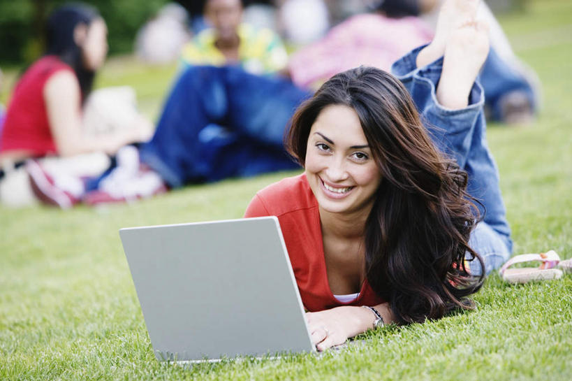 西方人,伙伴,朋友,躺,笑,微笑,露齿笑,横图,室外,白天,正面,友谊,电脑,笔记本电脑,草地,草坪,植物,欧洲,欧洲人,服装,朦胧,模糊,网络,许多人,注视,休闲装,通讯设备,草,衣服,观察,看,趴着,一群人,休闲,同学,休闲服,美女,服饰,观看,绿草,察看,无线,校友,关注,通信设备,无线网络,无线上网,便携式电脑,同窗,学友,友情,手提电脑,男人,男性,年轻男性,年轻女性,女人,女性,白种人,趴,躺着,半身,彩图