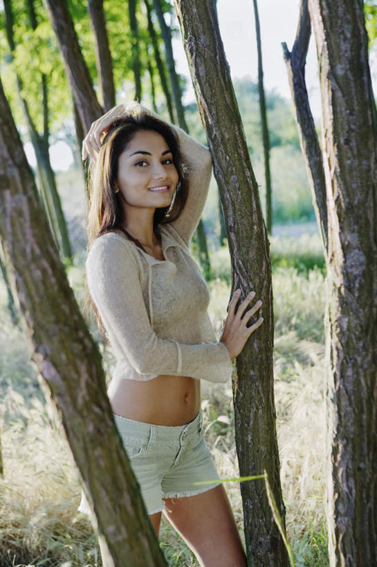 一个人,站,笑,微笑,竖图,室外,白天,侧面,草地,草坪,森林,树林,植物,欧洲,欧洲人,仅一个年轻女性,仅一个女性,仅一个人,阴影,服装,朦胧,模糊,光线,影子,绿叶,注视,休闲装,草,树,树木,树叶,衣服,蓝天,天空,阳光,天,观察,看,站着,休闲,休闲服,美女,服饰,观看,绿草,察看,关注,年轻女性,女人,女性,白种人,半身,彩图