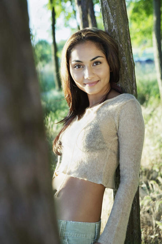 一个人,站,笑,微笑,竖图,室外,白天,正面,草地,草坪,森林,树林,植物,欧洲,欧洲人,仅一个年轻女性,仅一个女性,仅一个人,阴影,服装,朦胧,模糊,光线,影子,绿叶,注视,休闲装,草,树,树木,树叶,衣服,蓝天,天空,阳光,天,观察,看,站着,休闲,休闲服,美女,服饰,观看,绿草,察看,关注,年轻女性,女人,女性,白种人,半身,彩图