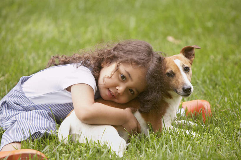 儿童,一个人,站,抱,横图,室外,白天,侧面,旅游,度假,纯洁,草地,草坪,宠物,狗,仅一个女性,仅一个人,服装,朦胧,模糊,注视,休闲装,娱乐,草,一只,小孩,衣服,动物,观察,看,站着,仅一个小孩,享受,休闲,休闲服,放松,可爱,童年,童趣,服饰,观看,绿草,察看,关注,户外运动,童真,烂漫,无邪,忠诚,天真,女孩,女人,女性,孩子,犬,搂抱,半身,彩图,女生