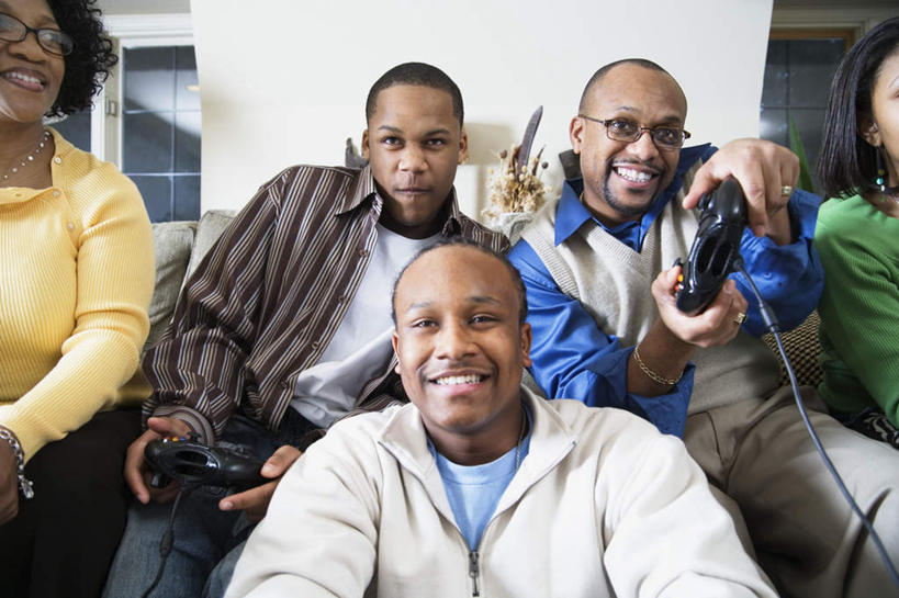 西方人,脸,头,脸颊,家庭,夫妻,伙伴,朋友,坐,笑,微笑,露齿笑,横图,室内,白天,正面,爱情,游戏,友谊,电子,窗户,沙发,欧洲,黑人,欧洲人,朦胧,模糊,装饰,窗,房屋,屋子,公寓,许多人,浪漫,休闲装,楼房,玻璃窗,住宅,一群人,休闲,温暖,温馨,一家人,休闲服,恩爱,恋人,手柄,和睦,友情,男人,男性,年轻男性,年轻女性,女人,女性,年轻人,头部,脸部,脸蛋,面部,夫妇,情侣,坐着,半身,彩图,房子,伴侣,融洽