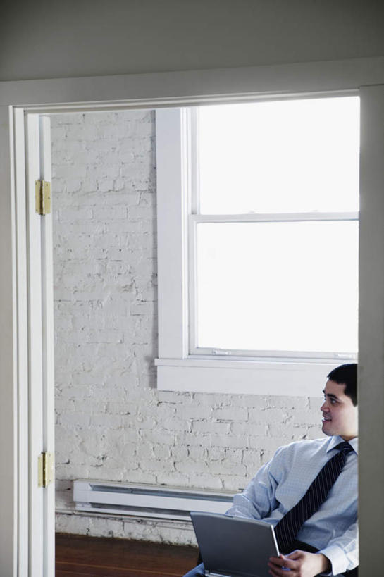 西方人,一个人,商务男性,坐,笑,微笑,露齿笑,竖图,室内,白天,正面,衬衫,电脑,笔记本电脑,窗户,门,欧洲,欧洲人,仅一个男性,仅一个人,套装,光线,网络,木门,墙,领带,拿,拿着,注视,通讯设备,玻璃窗,墙壁,仅一个年轻男性,阳光,观察,看,观看,察看,无线,关注,通信设备,商务装,无线网络,无线上网,便携式电脑,工薪阶层,手提电脑,男人,男性,年轻男性,白种人,白领,上班族,坐着,半身,彩图,衬衣