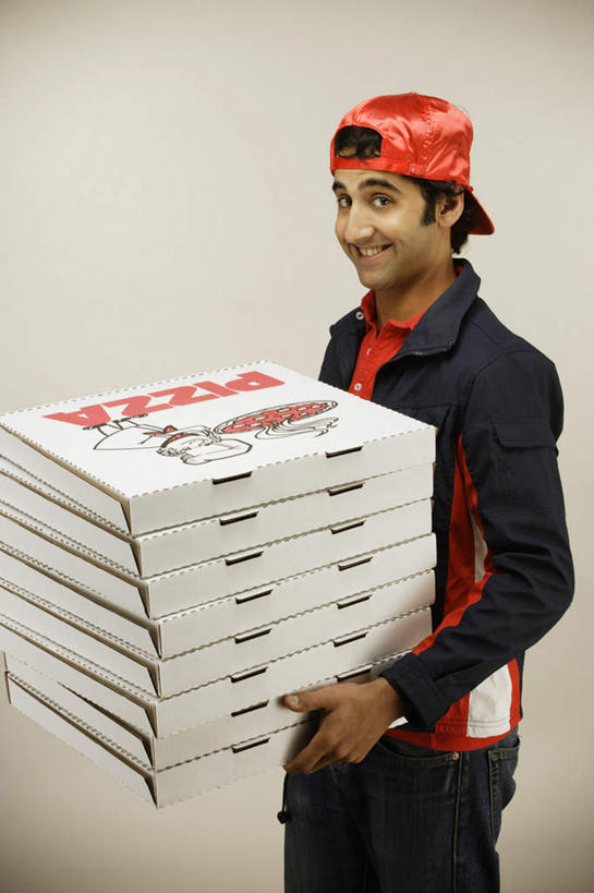 西方人,一个人,邮递员,站,捧,笑,微笑,露齿笑,竖图,室内,白天,正面,工作服,运动服,制服,烹饪,西餐,帽子,欧洲,欧洲人,仅一个男性,仅一个人,戴,灰色背景,料理,食品,披萨,匹萨,拿,拿着,注视,菜肴,美食,食物,仅一个年轻男性,快餐,观察,看,站着,快递员,西式,摄影,佳肴,影棚,观看,外卖,戴着,察看,比萨,关注,快递,西式快餐,垃圾食品,意大利薄饼,工作制服,男人,男性,年轻男性,白种人,端,端着,捧着,半身,彩图,影棚拍摄,工作套服,拍摄