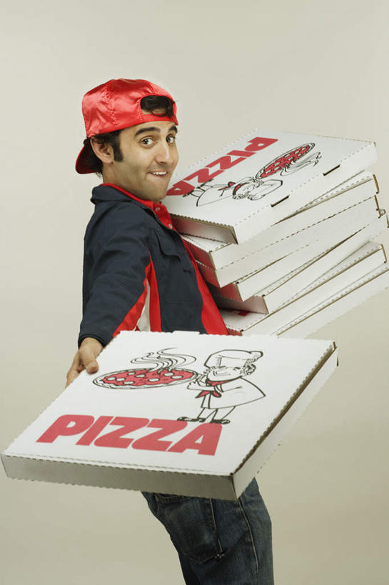 西方人,一个人,邮递员,站,捧,笑,微笑,露齿笑,竖图,室内,白天,侧面,工作服,运动服,制服,烹饪,西餐,帽子,欧洲,欧洲人,仅一个男性,仅一个人,戴,灰色背景,料理,食品,披萨,匹萨,拿,拿着,注视,菜肴,美食,食物,仅一个年轻男性,快餐,观察,看,站着,快递员,西式,摄影,佳肴,影棚,观看,外卖,戴着,察看,比萨,关注,快递,西式快餐,垃圾食品,意大利薄饼,工作制服,男人,男性,年轻男性,白种人,端,端着,捧着,半身,彩图,影棚拍摄,工作套服,拍摄