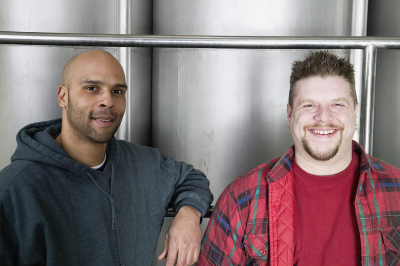 西方人,胡须,两个人,伙伴,朋友,机修工,工厂,站,笑,微笑,露齿笑,横图,室内,特写,白天,正面,友谊,机器,欧洲,欧洲人,一排,服装,整齐,光线,罐子,注视,休闲装,铁罐,排列,工人,衣服,观察,看,站着,休闲,休闲服,搭,服饰,观看,察看,搭着,队列,关注,友情,男人,男性,年轻男性,白种人,胡子,小胡子,机械师,机修工人,半身,彩图