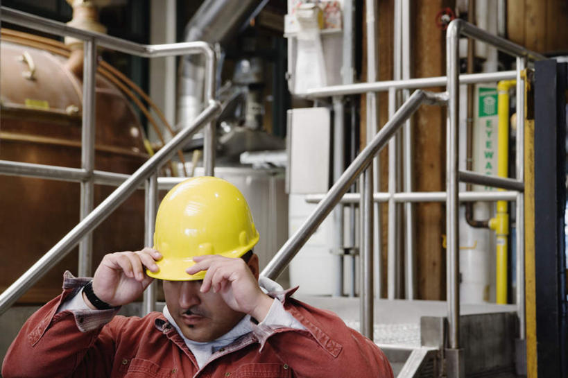 西方人,脸,头,脸颊,一个人,机修工,工厂,栏杆,站,横图,室内,特写,白天,正面,机器,楼梯,帽子,欧洲,欧洲人,仅一个男性,仅一个人,戴,扶手,阶梯,注视,肩膀,台阶,工人,仅一个年轻男性,安全帽,扶,观察,看,站着,观看,戴着,察看,扶着,关注,帽檐,男人,男性,年轻男性,白种人,头部,脸部,脸蛋,面部,机械师,机修工人,半身,彩图