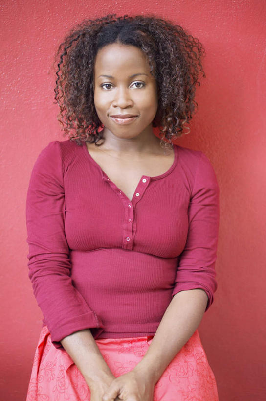 一个人,坐,笑,微笑,竖图,室内,白天,正面,非洲,黑人,仅一个年轻女性,仅一个女性,仅一个人,握,红色背景,服装,注视,休闲装,衣服,观察,看,手放前,休闲,休闲服,摄影,服饰,影棚,观看,察看,关注,年轻女性,女人,女性,非洲人,手握手,坐着,半身,彩图,影棚拍摄,拍摄