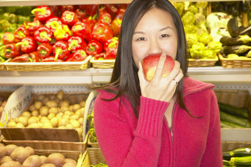 东方人,一个人,商店,站,笑,吃,微笑,横图,室内,白天,正面,毛衣,超市,商场,苹果,辣椒,蔬菜,土豆,水果,亚洲,仅一个年轻女性,仅一个女性,仅一个人,堆叠,堆积,服装,新鲜,商品,青辣椒,生食,食品,果实,拿,拿着,注视,休闲装,黄种人,货架,食物,衣服,观察,看,站着,休闲,休闲服,服饰,有机食品,绿色食品,观看,察看,关注,陈列,年轻女性,女人,女性,亚洲人,马铃薯,红辣椒,番薯,半身,彩图