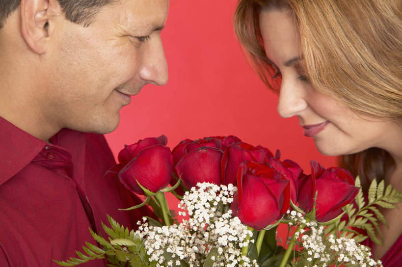 西方人,脸,头,脸颊,两个人,夫妻,站,闭眼,捧,笑,微笑,横图,室内,特写,白天,侧面,衬衫,爱情,玫瑰,礼物,欧洲,欧洲人,红色背景,服装,浪漫,拿,拿着,休闲装,肩膀,花,鲜花,衣服,低头,站着,休闲,面对面,休闲服,恩爱,恋人,摄影,服饰,影棚,纪念日,男人,男性,女人,女性,中年男性,中年女性,白种人,头部,脸部,脸蛋,面部,夫妇,情侣,闭眼睛,闭着眼,闭着眼睛,端,端着,捧着,半身,彩图,影棚拍摄,衬衣,拍摄,伴侣