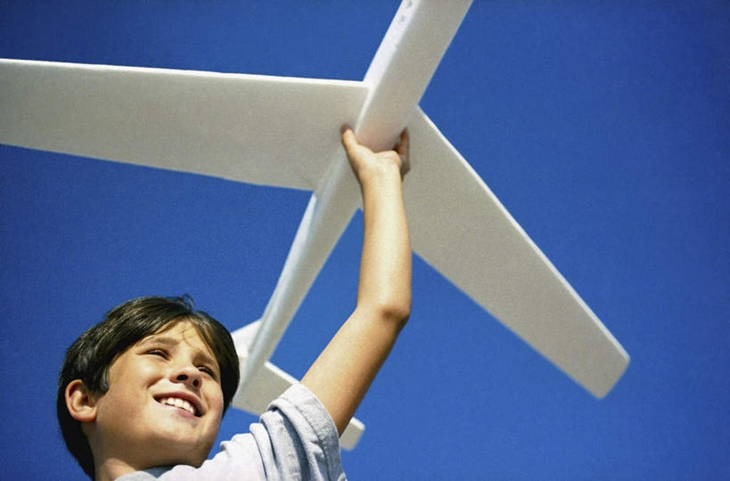 西方人,儿童,脸,头,脸颊,一个人,站,举,笑,微笑,露齿笑,横图,室外,特写,白天,仰视,T恤衫,纯洁,欧洲,欧洲人,仅一个男性,仅一个人,握,服装,飞机模型,拿,T恤,拿着,休闲装,肩膀,小孩,衣服,模型,托,站着,仅一个小孩,休闲,休闲服,可爱,童年,童趣,握着,服饰,童真,烂漫,无邪,天真,男孩,男人,男性,白种人,孩子,头部,脸部,脸蛋,面部,举起,举手,举着,向上举,向上伸,向上托,半身,彩图,低角度拍摄,男生