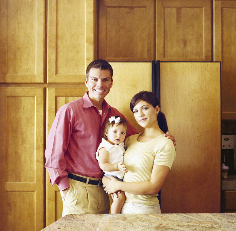 西方人,儿童,三个人,家庭,夫妻,母亲,父亲,女儿,站,抱,笑,微笑,露齿笑,横图,室内,白天,正面,衬衫,爱情,纯洁,厨房,柜子,欧洲,欧洲人,服装,冰箱,浪漫,休闲装,小孩,衣服,橱柜,站着,休闲,温暖,温馨,父女,母女,三口之家,一家人,休闲服,恩爱,父爱,可爱,母爱,童年,童趣,恋人,服饰,和睦,童真,烂漫,无邪,天真,男人,男性,年轻男性,年轻女性,女孩,女人,女性,白种人,孩子,年轻人,夫妇,情侣,怀抱,搂,搂抱,相抱,拥抱,半身,彩图,衬衣,伴侣,融洽,女生