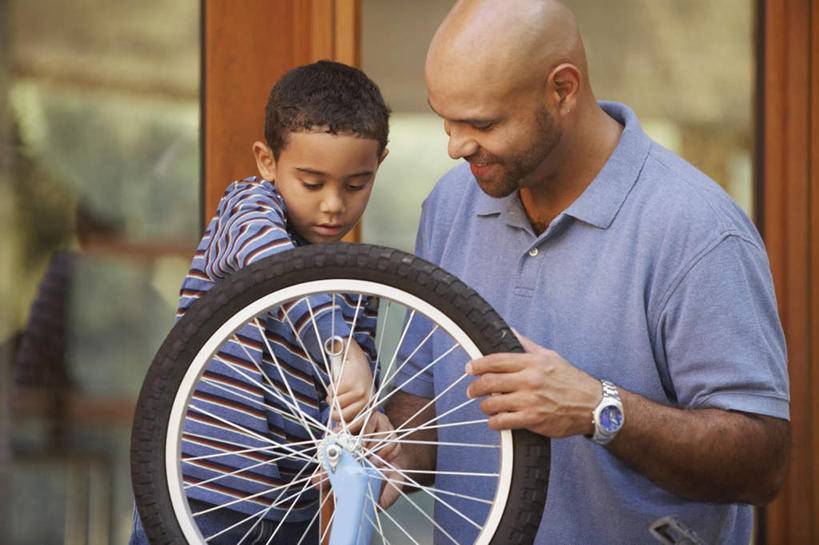 西方人,儿童,两个人,家庭,父亲,儿子,站,蹲,笑,微笑,横图,室外,白天,正面,纯洁,门,自行车,欧洲,非洲,黑人,欧洲人,学习,阴影,朦胧,模糊,光线,工具,影子,脚踏车,小孩,修车,站着,温暖,温馨,父子,一家人,父爱,可爱,童年,童趣,扳手,修理,和睦,童真,烂漫,无邪,补缀,修缮,认真,天真,男孩,男人,男性,年轻男性,非洲人,蹲着,半身,彩图,融洽