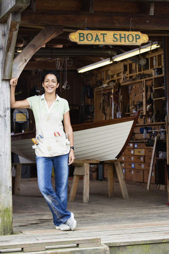 帆船,西方人,一个人,机修工,家,站,笑,微笑,露齿笑,竖图,室外,白天,正面,欧洲,欧洲人,仅一个女性,仅一个人,服装,英文,镊子,字母,凳子,房屋,屋子,注视,休闲装,楼房,架子,住宅,工人,衣服,模型,观察,看,站着,仅一个中年女性,休闲,休闲服,服饰,观看,螺丝刀,修理,修,察看,关注,女人,女性,中年女性,白种人,机械师,机修工人,彩图,全身,房子