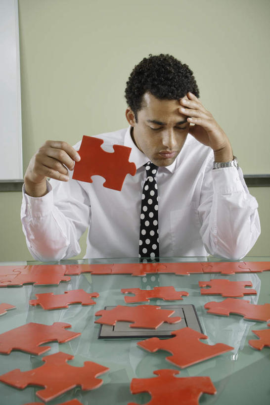 西方人,一个人,商务人士,商务男性,坐,举,竖图,室内,白天,正面,衬衫,游戏,成功,合作,团队,集体,信心,桌子,拼图,椅子,欧洲,非洲,黑人,欧洲人,仅一个男性,仅一个人,许多,撑,连接,组合,套装,玩,注视,娱乐,队伍,排列,仅一个年轻男性,白板,观察,看,托,休闲,思考,观看,活动,链接,察看,撑着,成就,发泄,关注,消遣,智力,拼接,拼凑,商务装,困惑,智力游戏,合伙,工薪阶层,宣泄,拼合,凑集,聚合,撮合,链结,趣味,策略,男人,男性,年轻男性,非洲人,白领,上班族,举起,举手,举着,玩耍,嬉戏,向上举,向上伸,向上托,坐着,半身,彩图,衬衣