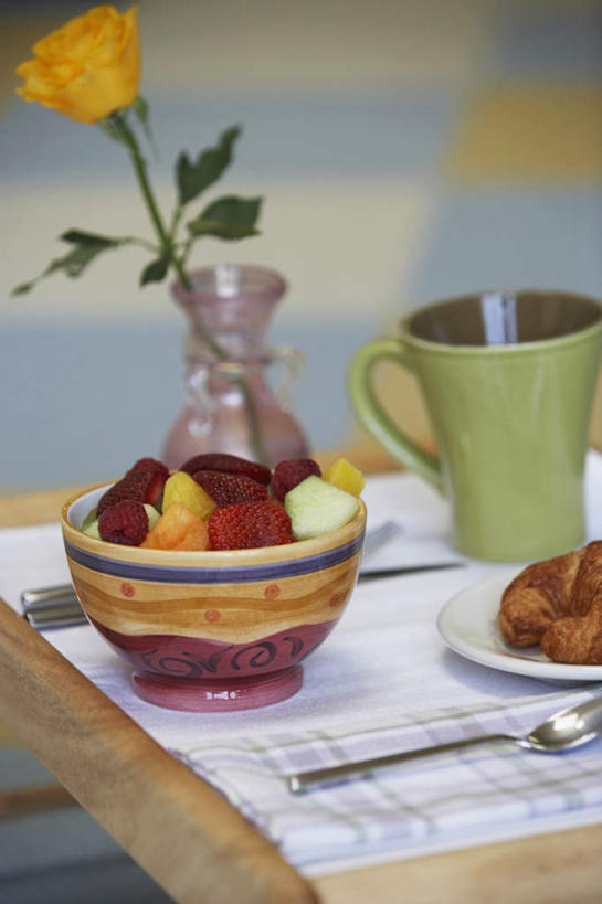 无人,竖图,室内,白天,烹饪,西餐,杯子,餐具,花瓶,瓷器,料理,食品,玫瑰花,咖啡杯,陶瓷制品,菜肴,美食,花,食物,碗,西式,佳肴,瓷杯,进餐用具,烹调用具,彩图