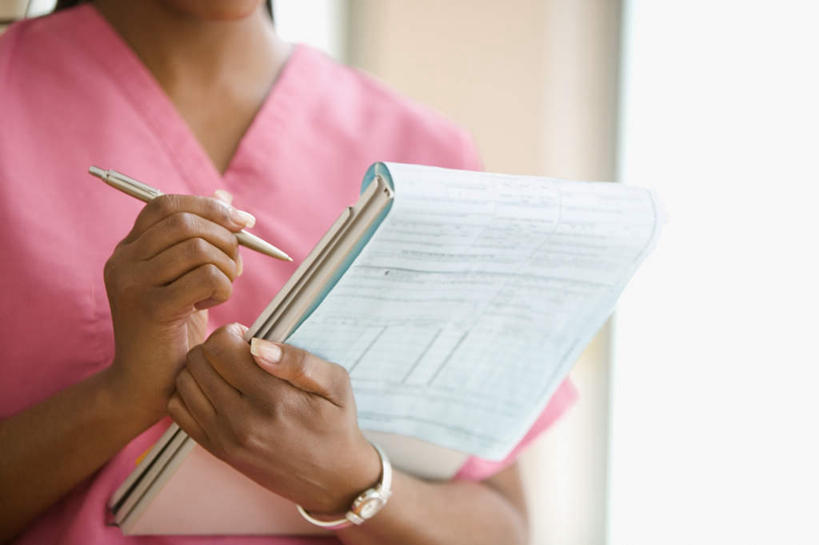 西方人,一个人,护士,医院,站,横图,室内,白天,正面,工作服,制服,欧洲,非洲,黑人,欧洲人,仅一个女性,仅一个人,握,时间,笔,材料,档案,时钟,手表,文件,纸,办公用品,拿,计时,拿着,水笔,文具,粉色,手稿,学习用品,资料,钟表,记录,站着,仅一个中年女性,表,握着,腕表,文具用品,证明,白衣天使,文档,医疗机构,记载,工作制服,记实,纪录,女人,女性,中年女性,非洲人,钟,站立,半身,彩图,工作套服,病院,诊所,病历