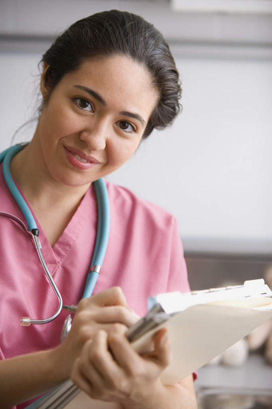 西方人,一个人,护士,医院,站,笑,微笑,竖图,室内,白天,正面,工作服,制服,欧洲,欧洲人,仅一个年轻女性,仅一个女性,仅一个人,握,材料,档案,文件,纸,拿,拿着,注视,粉色,手稿,听诊器,资料,观察,记录,看,站着,握着,观看,证明,察看,医疗设备,白衣天使,关注,文档,医疗器械,医疗工具,医疗机构,记载,工作制服,记实,纪录,检测工具,年轻女性,女人,女性,白种人,站立,半身,彩图,工作套服,病院,诊所,病历