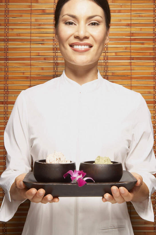 西方人,一个人,捧,笑,微笑,露齿笑,竖图,室内,白天,正面,餐具,欧洲,欧洲人,仅一个年轻女性,仅一个女性,仅一个人,盛开,碟子,盘,竹帘,石斛,花蕾,注视,花,花瓣,花朵,鲜花,一朵,红色,盘子,碟,花苞,花蕊,观察,看,观看,察看,防晒霜,护肤品,关注,石斛兰,金钗石斛,年轻女性,女人,女性,白种人,端,端着,捧着,手捧,半身,彩图