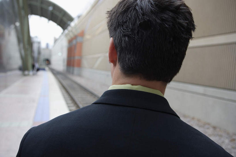 西方人,一个人,商务人士,商务男性,站,横图,室外,白天,衬衫,地铁,路,铁路,火车,车站,欧洲,欧洲人,仅一个男性,仅一个人,仅一个中年男性,握,套装,轨道,站台,交通,铁轨,拿,拿着,月台,车,背面,交通工具,站着,握着,运输,载具,商务装,工薪阶层,男人,男性,中年男性,白种人,白领,上班族,站立,半身,彩图,衬衣