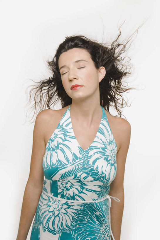 西方人,一个人,站,闭眼,竖图,室内,白天,白色背景,正面,欧洲,欧洲人,仅一个年轻女性,仅一个女性,仅一个人,服装,飘扬,休闲装,衣服,站着,休闲,休闲服,摄影,服饰,影棚,飘逸,年轻女性,女人,女性,白种人,闭眼睛,闭着眼,闭着眼睛,站立,半身,彩图,影棚拍摄,拍摄