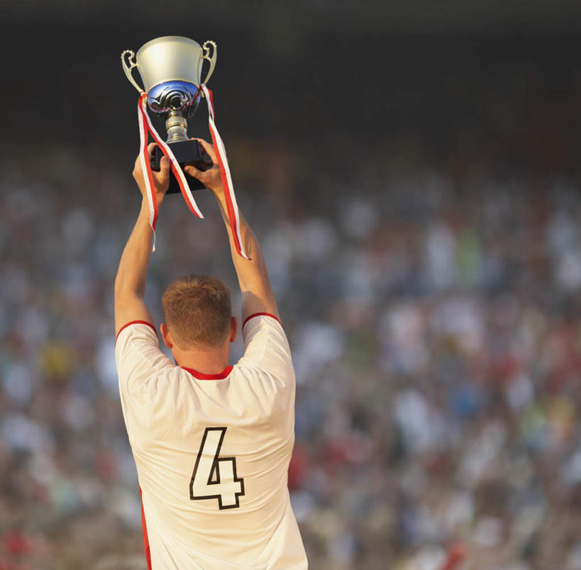 西方人,一个人,足球场,体育馆,运动场,站,举,笑,微笑,露齿笑,横图,室外,白天,运动服,锻炼,快乐,比赛,运动,竞争,欧洲,欧洲人,仅一个男性,仅一个人,服装,朦胧,模糊,标志,数字,文字,字符,拿,拿着,娱乐,标识,体育场,仅一个年轻男性,背面,衣服,蓝天,天空,天,站着,休闲,阿拉伯数字,服饰,田径场,抱着,体育运动,衣着,穿着,运动馆,衣饰,体育,男人,男性,年轻男性,白种人,举起,举手,举着,向上举,向上伸,向上托,站立,半身,彩图,健身,奖杯,运动装