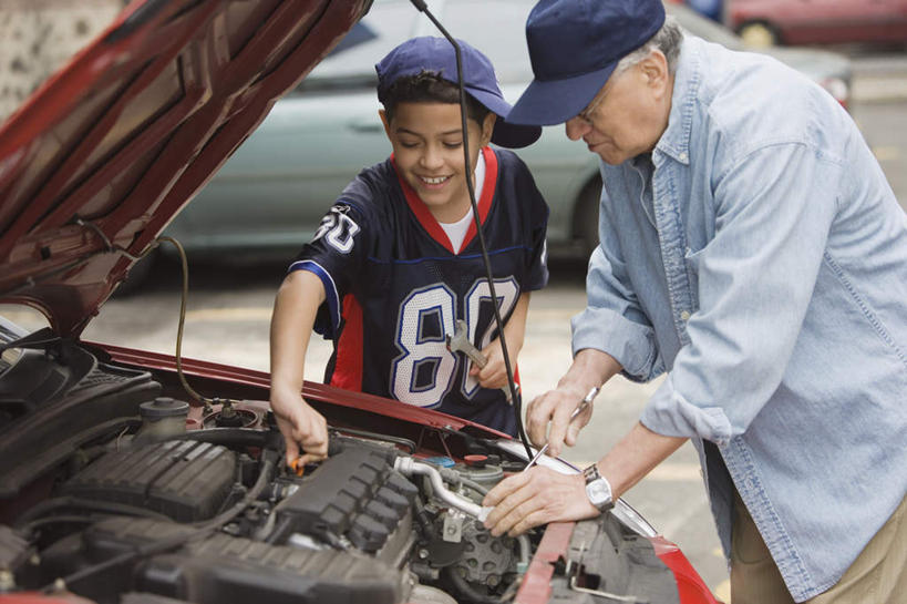 西方人,儿童,老年人,两个人,家庭,祖父,笑,微笑,露齿笑,横图,室外,白天,正面,纯洁,汽车,帽子,欧洲,欧洲人,戴,服装,标志,数字,文字,字符,拿,休闲装,标识,运动帽,小孩,修车,衣服,轿车,休闲,温暖,温馨,一家人,休闲服,鸭舌帽,可爱,童年,童趣,阿拉伯数字,服饰,爷爷,祖孙,修理,戴着,和睦,引擎盖,童真,烂漫,无邪,外公,外祖父,外孙,外孙子,交流,天真,老年男性,男孩,男人,男性,白种人,孩子,孙子,沟通,半身,彩图,融洽,男生
