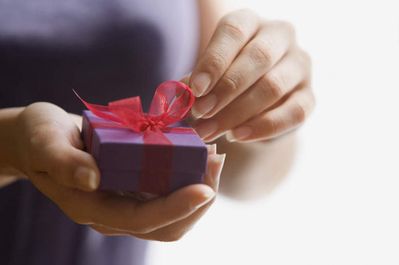 西方人,手,一个人,站,横图,室内,特写,白天,正面,礼盒,礼物,欧洲,欧洲人,双手,仅一个年轻女性,仅一个女性,仅一个人,服装,节日,庆祝,纸盒,拿,拿着,休闲装,盒子,衣服,包装盒,礼品盒,打开,站着,休闲,手部,休闲服,服饰,礼品,拆,纪念日,年轻女性,女人,女性,白种人,站立,半身,彩图