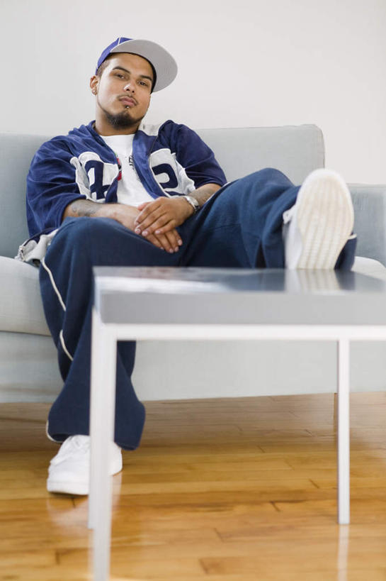 西方人,腿,一个人,坐,竖图,室内,白天,正面,沙发,帽子,欧洲,欧洲人,仅一个男性,仅一个人,抬,服装,标志,数字,文字,字符,茶几,注视,休闲装,标识,仅一个年轻男性,衣服,观察,看,休闲,休闲服,鸭舌帽,阿拉伯数字,服饰,观看,察看,关注,抬着,男人,男性,年轻男性,白种人,坐着,彩图,全身