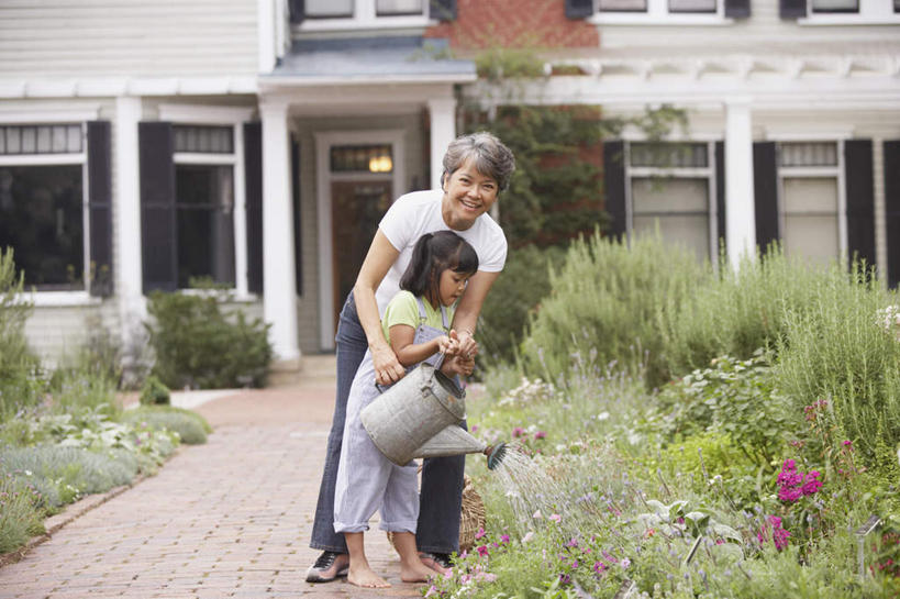 东方人,儿童,老年人,两个人,家庭,祖母,笑,微笑,露齿笑,横图,室外,白天,正面,纯洁,草地,草坪,花海,花圃,森林,树林,植物,叶子,亚洲,服装,盛开,水桶,房屋,屋子,公寓,花蕾,休闲装,黄种人,浇花,浇水,楼房,住宅,草,花,花瓣,花朵,鲜花,树,树木,小孩,衣服,绿色,饰品,手链,首饰,竹篮,花丛,花束,花田,花苞,花蕊,休闲,温暖,温馨,一家人,休闲服,可爱,童年,童趣,提,服饰,奶奶,祖孙,和睦,提着,童真,烂漫,无邪,外婆,外孙女,外祖母,天真,老年女性,女孩,女人,女性,亚洲人,孩子,孙女,彩图,全身,房子,融洽,女生