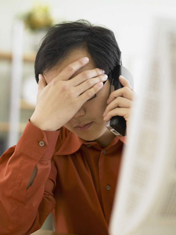 东方人,一个人,商务人士,商务男性,坐,打电话,竖图,室内,白天,正面,衬衫,电脑,显示器,鼠标,键盘,电话,手机,亚洲,仅一个男性,仅一个人,仅一个中年男性,撑,握,阴影,套装,朦胧,模糊,反射,网络,影子,黄种人,输入设备,通讯设备,疲倦,台式电脑,握着,疲劳,撑着,疲惫,通信设备,商务装,困乏,工薪阶层,输出设备,一部,疲乏,委顿,疲困,疲顿,疲钝,倦怠,怠倦,交流,男人,男性,中年男性,亚洲人,白领,上班族,沟通,通话,坐着,半身,彩图,衬衣