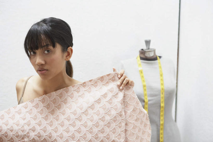 东方人,一个人,商务人士,设计师,商务女性,站,横图,室内,白天,正面,吊带,亚洲,仅一个年轻女性,仅一个女性,仅一个人,握,花纹,套装,服装,测量,布,皮尺,人造模特,图案,刻度,墙,拿,布纹,拿着,注视,吊带衫,黄种人,墙壁,墙面,衣服,白色,尺,观察,看,站着,保养,握着,保健,服饰,道具,观看,测量工具,布匹,尺子,减肥,察看,腰围尺,衣着,穿着,关注,瘦身,商务装,工薪阶层,服装模特,模特道具,时装道具,展示道具,服装模特道具,陈列道具,量具,量仪,塑料卷尺,衣饰,年轻女性,女人,女性,亚洲人,白领,美术设计员,上班族,设计,设计家,设计者,站立,半身,彩图