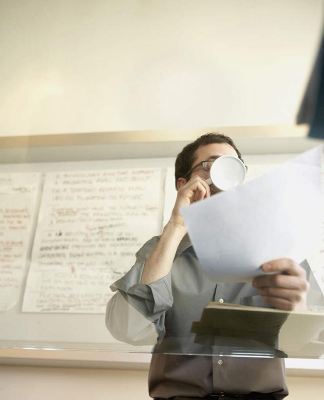 西方人,一个人,商务人士,商务男性,站,横图,室内,白天,仰视,衬衫,杯子,欧洲,欧洲人,仅一个男性,仅一个人,套装,拿,拿着,注视,布告栏,仅一个年轻男性,水杯,观察,看,站着,观看,察看,关注,商务装,工薪阶层,通告栏,男人,男性,年轻男性,白种人,白领,上班族,茶杯,站立,半身,彩图,低角度拍摄,衬衣