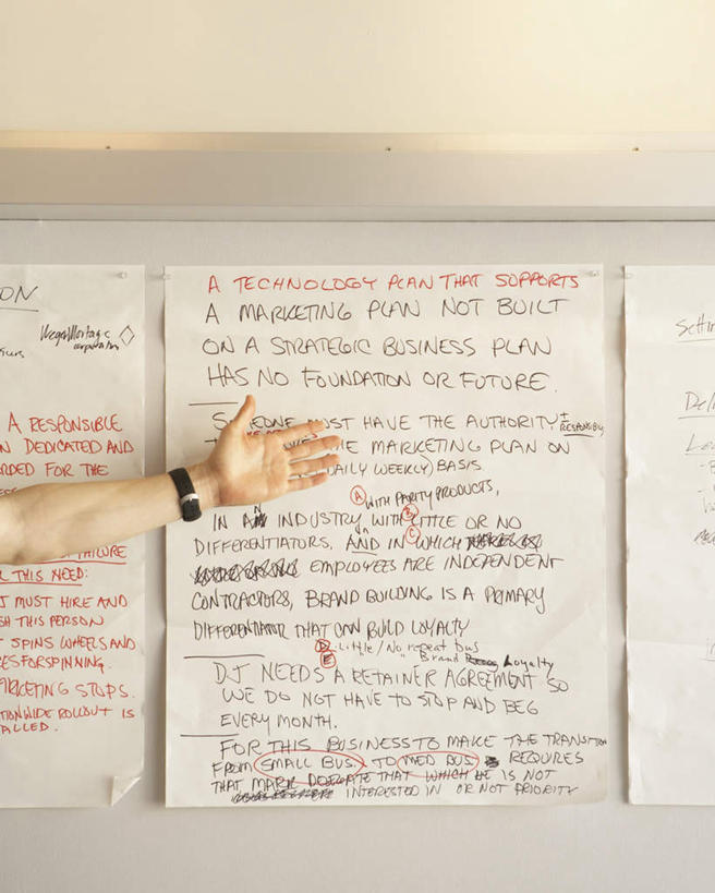 西方人,手,一个人,商务人士,商务男性,站,横图,室内,特写,白天,正面,衬衫,欧洲,欧洲人,仅一个男性,仅一个人,套装,纸张,注视,布告栏,仅一个年轻男性,白纸,观察,看,站着,手部,观看,察看,关注,商务装,工薪阶层,通告栏,男人,男性,年轻男性,白种人,白领,上班族,站立,半身,彩图,衬衣