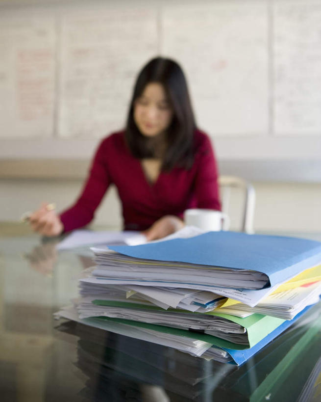 西方人,一个人,商务人士,商务女性,坐,竖图,室内,白天,正面,欧洲,欧洲人,仅一个年轻女性,仅一个女性,仅一个人,套装,材料,档案,文件,注视,布告栏,资料,观察,看,观看,察看,关注,文档,商务装,工薪阶层,通告栏,年轻女性,女人,女性,白种人,白领,上班族,坐着,半身,彩图