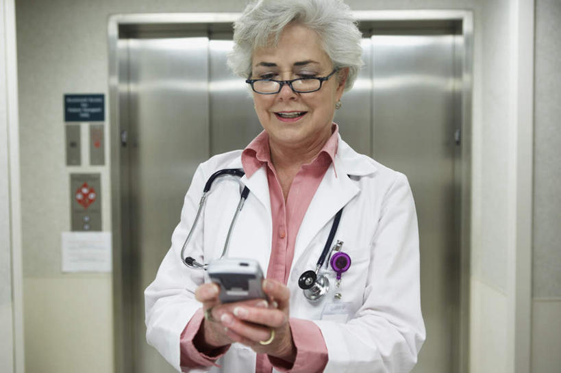 西方人,一个人,医生,医院,站,横图,室内,白天,正面,工作服,制服,商务,科技,电梯,欧洲,欧洲人,仅一个女性,仅一个人,握,科学,眼镜,墙,运输工具,拿,拿着,注视,标识,吊牌,墙壁,墙面,听诊器,胸牌,观察,记录,看,站着,医护人员,医疗人员,便捷,联络,握着,通信,升降梯,仅一个老年女性,观看,老花镜,掌上电脑,察看,医疗设备,徽章,科学技术,白大褂,关注,医疗器械,液晶,身份,医疗工具,胸章,医疗机构,胸卡,PDA掌上电脑,个人数字助理,轻巧,编号牌,雕刻牌,工号牌,胸号牌,胸徽,员工牌,工作制服,远视眼镜,检测工具,老年女性,女人,女性,白种人,大夫,站立,半身,彩图,工作套服,办公,病院,诊所,升降设备