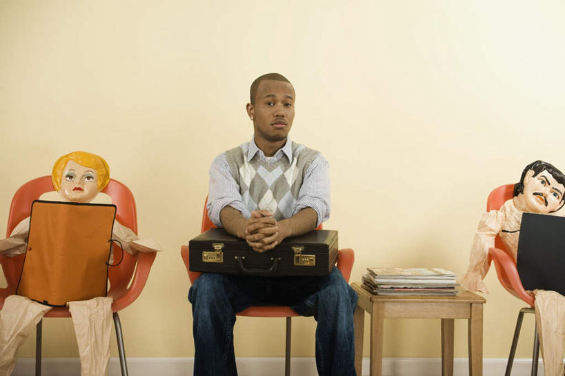 西方人,一个人,商务人士,商务男性,坐,双手交叉,横图,室内,白天,正面,衬衫,桌面,桌子,椅子,欧洲,非洲,黑人,欧洲人,仅一个男性,仅一个人,一排,阴影,套装,裤子,整齐,反射,木制,包,材料,档案,公文包,文件,影子,纸,塑料,墙,三把,注视,牛仔裤,墙壁,墙面,排列,仅一个年轻男性,木制品,手稿,塑料制品,资料,观察,看,公事包,观看,证明,察看,队列,关注,文档,商务装,工薪阶层,男人,男性,年轻男性,非洲人,白领,上班族,十字手,坐着,半身,彩图,衬衣,充气娃娃