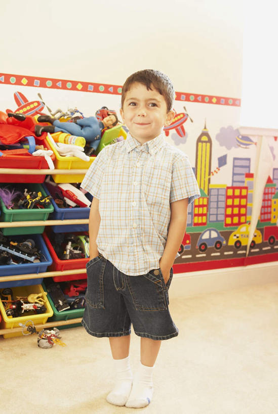 西方人,儿童,一个人,站,笑,微笑,竖图,室内,白天,正面,绘画,游戏,纯洁,玩具,欧洲,欧洲人,仅一个男性,仅一个人,服装,艺术,装饰,墙,玩,注视,休闲装,文化,娱乐,壁画,墙壁,墙面,小孩,衣服,观察,看,站着,仅一个小孩,休闲,休闲服,可爱,童年,童趣,益智,服饰,观看,活动,华丽,修饰,点缀,察看,双手插袋,发泄,关注,消遣,智力,手插袋,童真,烂漫,无邪,双手抄兜,双手放兜,宣泄,衬托,美观,雅致,雅观,天真,男孩,男人,男性,白种人,孩子,插兜,画画,两手抄兜,两手放兜,手插兜,手放口袋,玩耍,嬉戏,站立,彩图,全身,男生,手抄兜