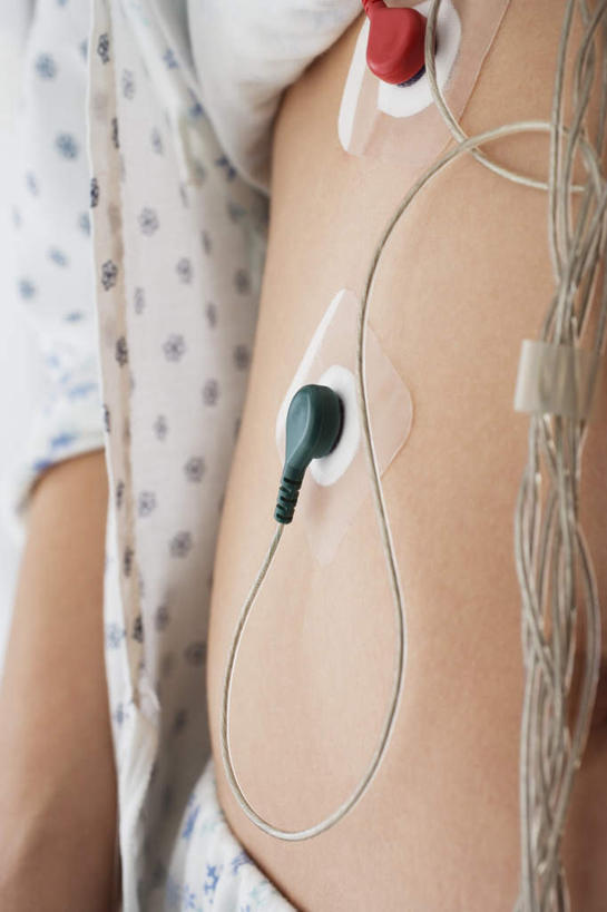 西方人,一个人,病人,站,竖图,室内,白天,正面,欧洲,欧洲人,仅一个年轻女性,仅一个女性,仅一个人,服装,衣服,站着,服饰,衣着,穿着,病患,病号服,衣饰,电极,年轻女性,女人,女性,白种人,患者,就医者,站立,半身,彩图,病患服