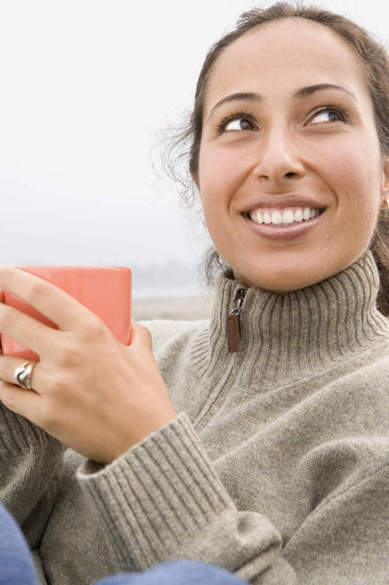 咖啡,西方人,一个人,站,笑,微笑,露齿笑,竖图,室外,白天,正面,毛衣,幸福,杯子,欧洲,欧洲人,仅一个年轻女性,仅一个女性,仅一个人,握,陶瓷,陶瓷制品,一杯,拿,拿着,注视,娱乐,饮料,一个,马克杯,水杯,观察,看,站着,享受,休闲,温馨,放松,乐趣,握着,单个,观看,察看,提神,舒适,关注,醒脑,线衫,软饮料,年轻女性,女人,女性,白种人,站立,半身,彩图,绒衣,套衫,套头毛衣,线衣