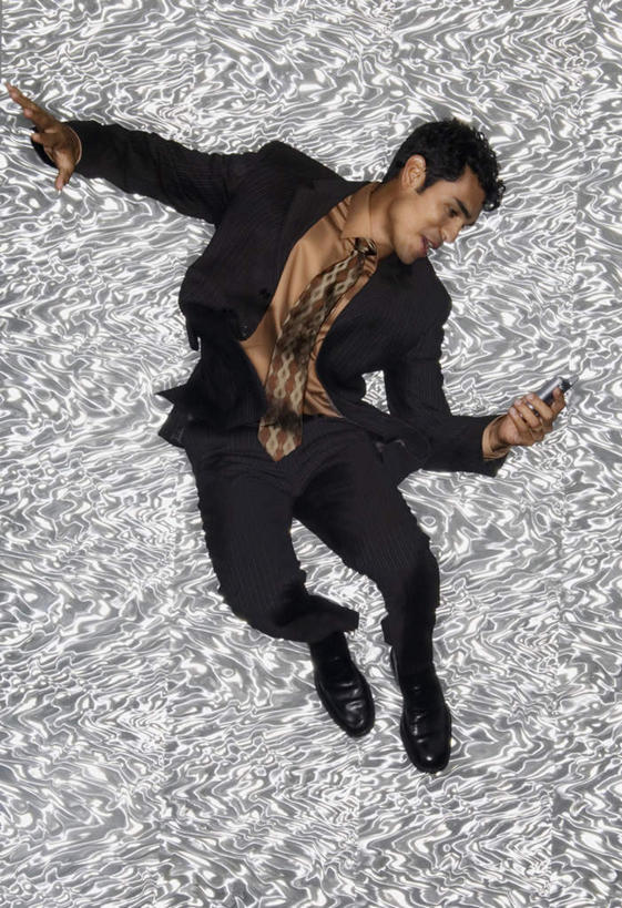 西方人,一个人,商务人士,商务男性,跳,伸展双臂,打电话,竖图,室内,白天,正面,衬衫,电话,手机,欧洲,欧洲人,仅一个男性,仅一个人,握,套装,领带,半空,拿,拿着,注视,通讯设备,仅一个年轻男性,观察,看,握着,摄影,影棚,观看,察看,象征,庄重,关注,商务装,身份,工薪阶层,一部,正式,地位,交流,男人,男性,年轻男性,白种人,白领,上班族,敞开双臂,沟通,伸开双臂,跳跃,通话,展开双肩,张开手臂,张开双臂,彩图,全身,影棚拍摄,衬衣,拍摄